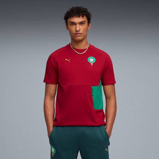 Puma FRMF Marokko Pocket Tee shirt 2026-2028 met borstzakje en bondsembleem, verkrijgbaar bij Kickoff Antwerpen dé voetbalshop van stad.