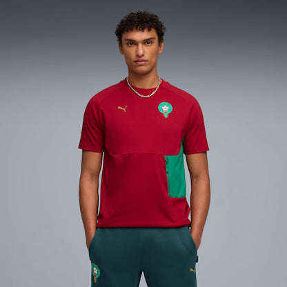 Puma FRMF Marokko Pocket Tee shirt 2026-2028 met borstzakje en bondsembleem, verkrijgbaar bij Kickoff Antwerpen dé voetbalshop van stad.
