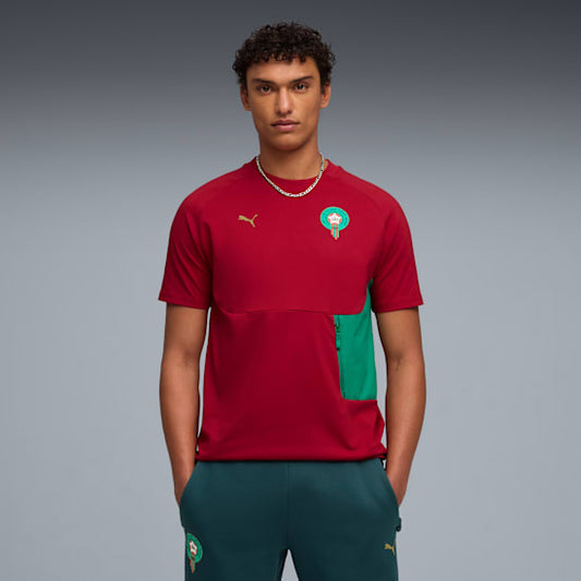 Puma FRMF Marokko Pocket Tee shirt 2026-2028 met borstzakje en bondsembleem, verkrijgbaar bij Kickoff Antwerpen dé voetbalshop van stad.
