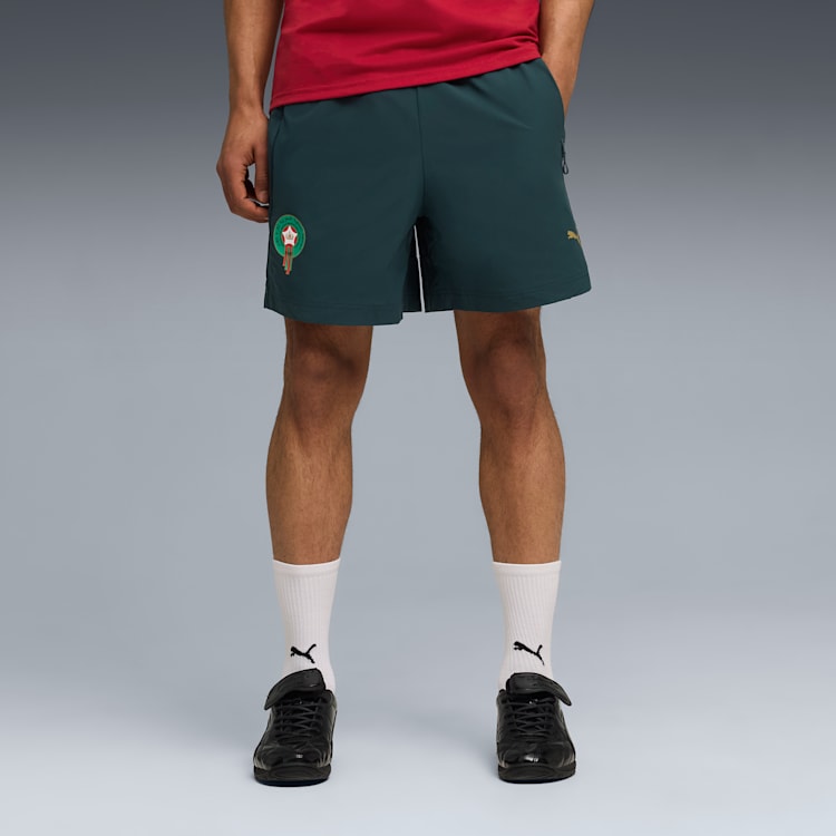Puma FRMF Marokko PumaTech Relaxed Woven Short met officieel Marokkaans bondsembleem en Puma-logo, verkrijgbaar bij voetbalshop Kickoff Antwerpen.