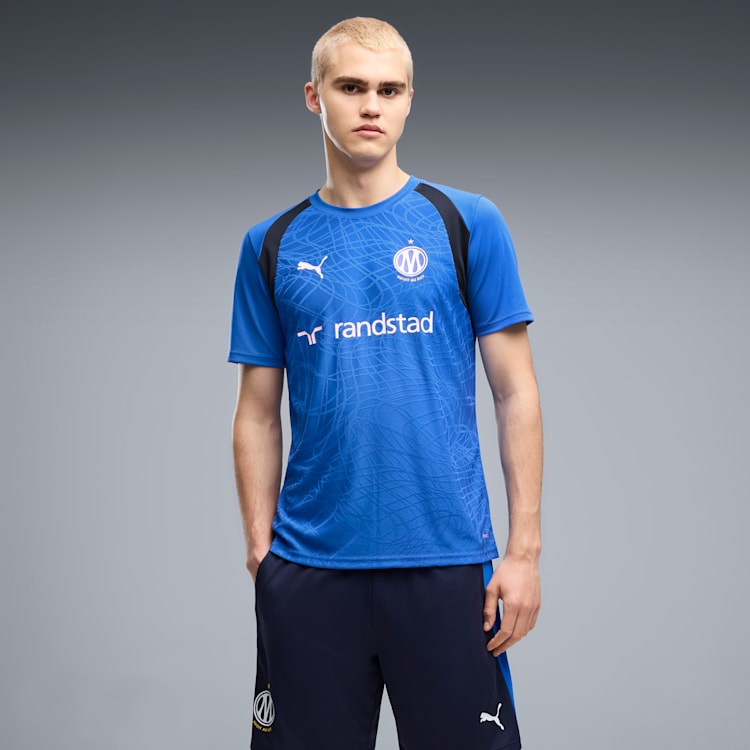 Puma Olympique Marseille voetbaltrainingsshirt 2026 2027 met clubdetails op model Kickoff Antwerpen