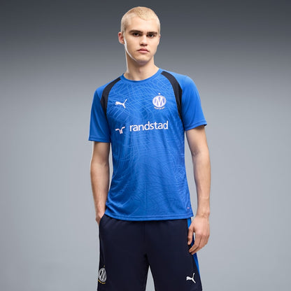 Puma Olympique Marseille voetbaltrainingsshirt 2026 2027 met clubdetails op model Kickoff Antwerpen