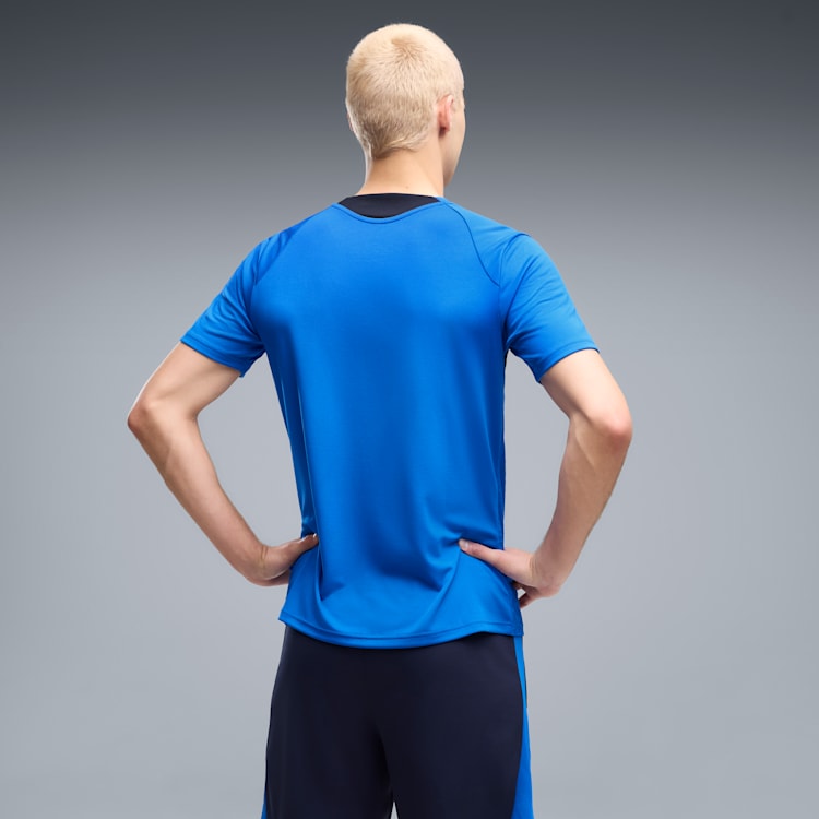 Puma Olympique Marseille voetbaltrainingsshirt 2026 2027 met clubdetails op model Kickoff Antwerpen