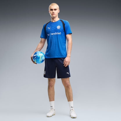 Puma Olympique Marseille voetbaltrainingsshirt 2026 2027 met clubdetails op model Kickoff Antwerpen