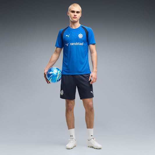 Puma Olympique Marseille voetbaltrainingsshort met zakken 2026 2027 heren met clubdetails op model Kickoff Antwerpen