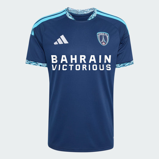 Adidas Paris FC home voetbalshirt 2026 2027 blauw met clublogo en sponsor op model Kickoff Antwerpen