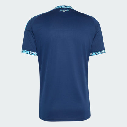 Adidas Paris FC home voetbalshirt 2026 2027 blauw met clublogo en sponsor op model Kickoff Antwerpen