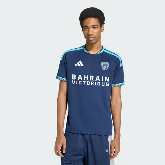 Adidas Paris FC home voetbalshirt 2026 2027 blauw met clublogo en sponsor op model Kickoff Antwerpen