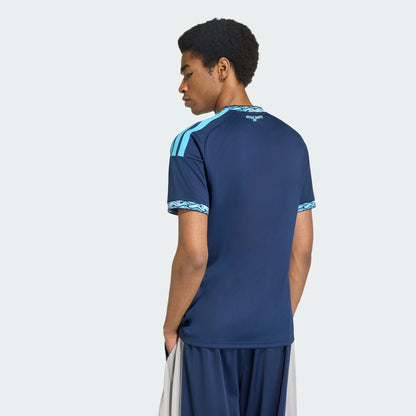 Adidas Paris FC home voetbalshirt 2026 2027 blauw met clublogo en sponsor op model Kickoff Antwerpen