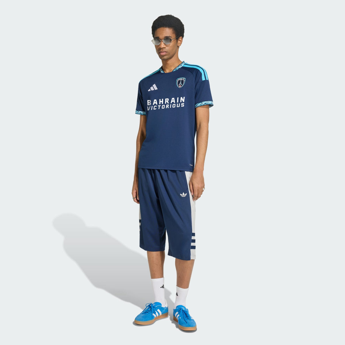 Adidas Paris FC home voetbalshirt 2026 2027 blauw met clublogo en sponsor op model Kickoff Antwerpen