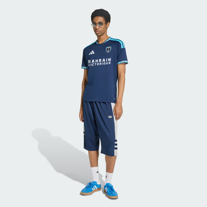 Adidas Paris FC home voetbalshirt 2026 2027 blauw met clublogo en sponsor op model Kickoff Antwerpen