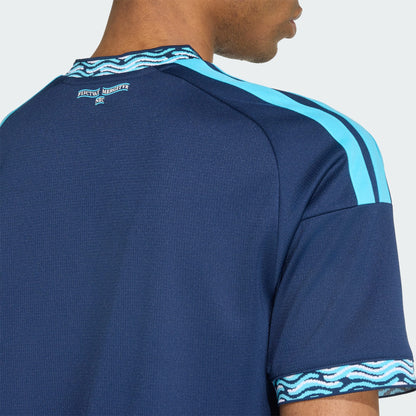 Adidas Paris FC home voetbalshirt 2026 2027 blauw met clublogo en sponsor op model Kickoff Antwerpen