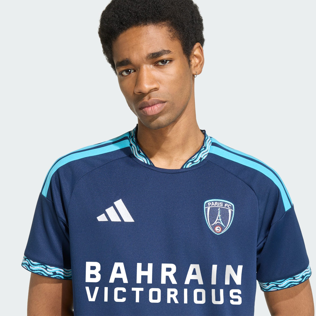 Adidas Paris FC home voetbalshirt 2026 2027 blauw met clublogo en sponsor op model Kickoff Antwerpen
