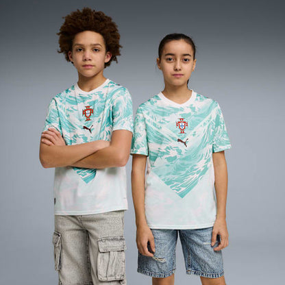 Wit Puma FPF Portugal Away Jersey voor kinderen met officieel Portugees bondsembleem, verkrijgbaar bij voetbalshop Kickoff Antwerpen.