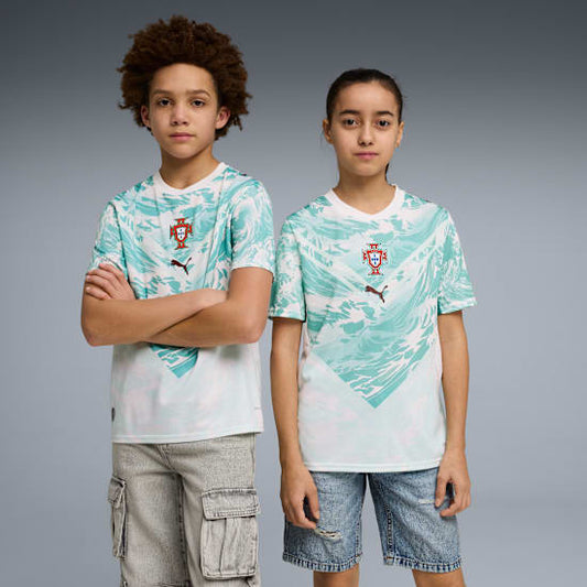 Wit Puma FPF Portugal Away Jersey voor kinderen met officieel Portugees bondsembleem, verkrijgbaar bij voetbalshop Kickoff Antwerpen.