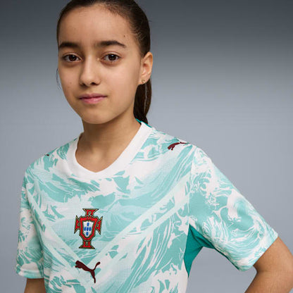 Wit Puma FPF Portugal Away Jersey voor kinderen met officieel Portugees bondsembleem, verkrijgbaar bij voetbalshop Kickoff Antwerpen.
