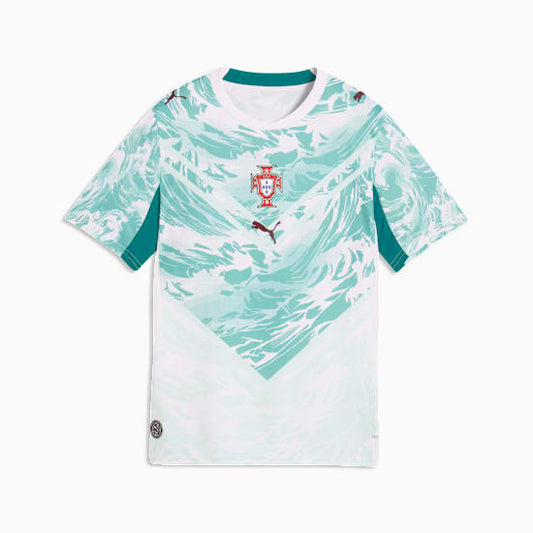 Wit Puma FPF Portugal Away Jersey voor kinderen met officieel Portugees bondsembleem, verkrijgbaar bij voetbalshop Kickoff Antwerpen.