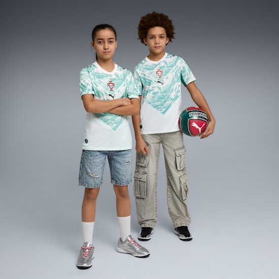 Wit Puma FPF Portugal Away Jersey voor kinderen met officieel Portugees bondsembleem, verkrijgbaar bij voetbalshop Kickoff Antwerpen.