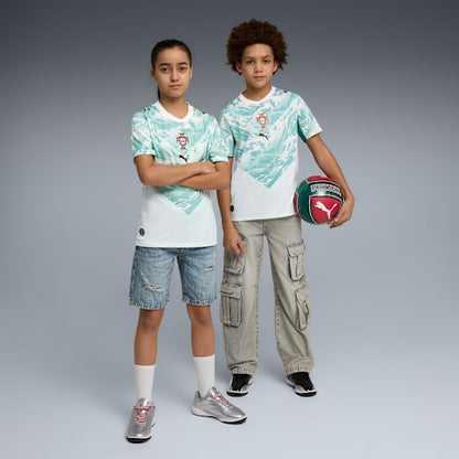 Wit Puma FPF Portugal Away Jersey voor kinderen met officieel Portugees bondsembleem, verkrijgbaar bij voetbalshop Kickoff Antwerpen.