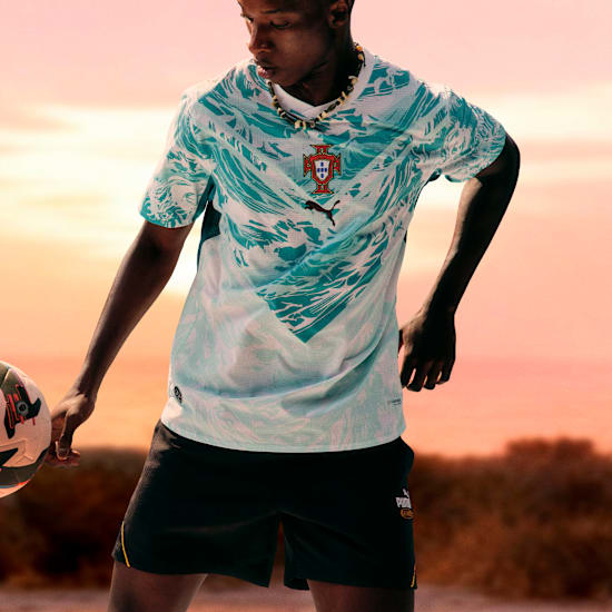 Wit Puma FPF Portugal Away Jersey voor kinderen met officieel Portugees bondsembleem, verkrijgbaar bij voetbalshop Kickoff Antwerpen.