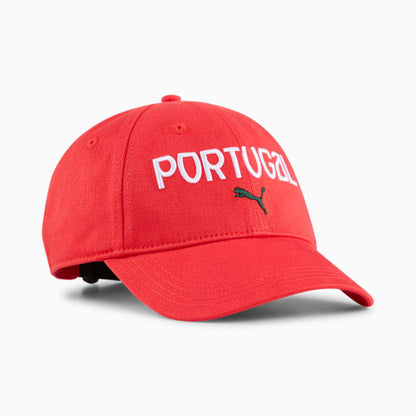PUMA FPF Portugal Fan Cap rood-groen met het nationale logo, verstelbaar, beschikbaar bij Kickoff Antwerpen voetbalshop.