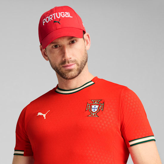 PUMA FPF Portugal Fan Cap rood-groen met het nationale logo, verstelbaar, beschikbaar bij Kickoff Antwerpen voetbalshop.