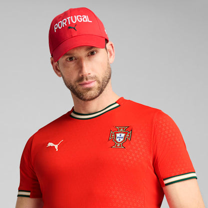 PUMA FPF Portugal Fan Cap rood-groen met het nationale logo, verstelbaar, beschikbaar bij Kickoff Antwerpen voetbalshop.