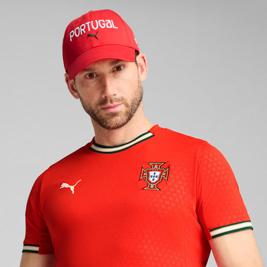 PUMA FPF Portugal Fan Cap rood-groen met het nationale logo, verstelbaar, beschikbaar bij Kickoff Antwerpen voetbalshop.