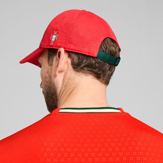 PUMA FPF Portugal Fan Cap rood-groen met het nationale logo, verstelbaar, beschikbaar bij Kickoff Antwerpen voetbalshop.