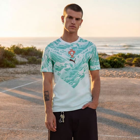 Puma FPF Portugal Away Jersey 2026-2028 met officieel Portugees bondsembleem, verkrijgbaar bij Kickoff Antwerpen dé voetbalshop van stad.