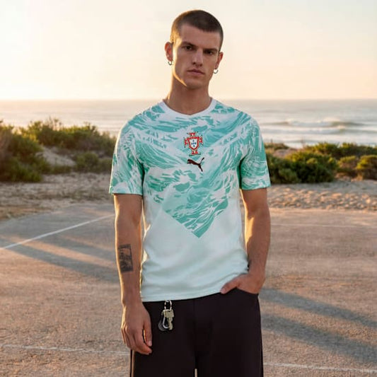 Puma FPF Portugal Away Jersey 2026-2028 met officieel Portugees bondsembleem, verkrijgbaar bij Kickoff Antwerpen dé voetbalshop van stad.