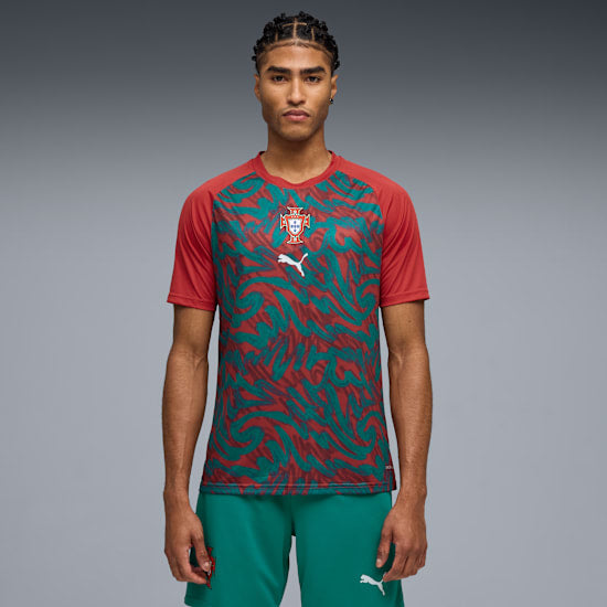 Grafisch Puma FPF Portugal Warm Up Jersey 2026-2028 met officieel Portugees bondsembleem, verkrijgbaar bij Kickoff Antwerpen dé voetbalshop van stad.