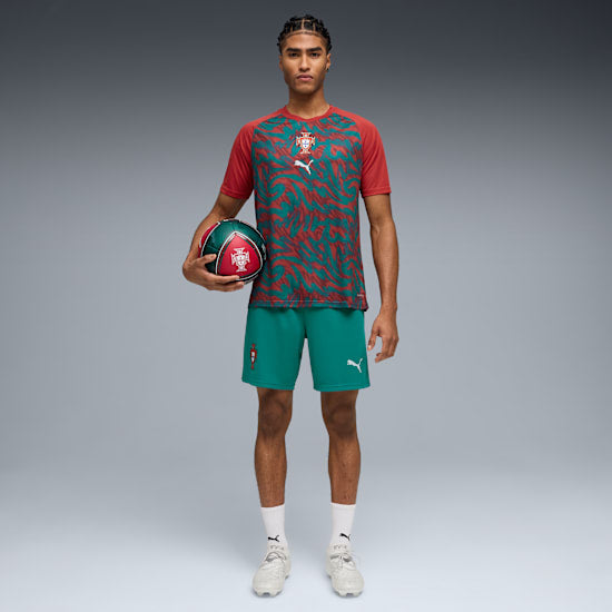 Grafisch Puma FPF Portugal Warm Up Jersey 2026-2028 met officieel Portugees bondsembleem, verkrijgbaar bij Kickoff Antwerpen dé voetbalshop van stad.