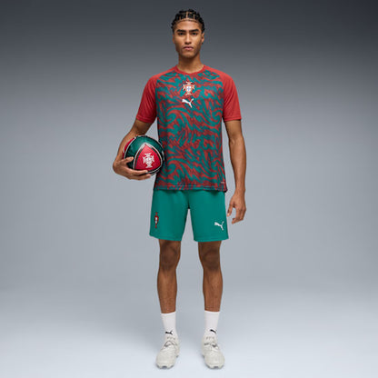 Grafisch Puma FPF Portugal Warm Up Jersey 2026-2028 met officieel Portugees bondsembleem, verkrijgbaar bij Kickoff Antwerpen dé voetbalshop van stad.