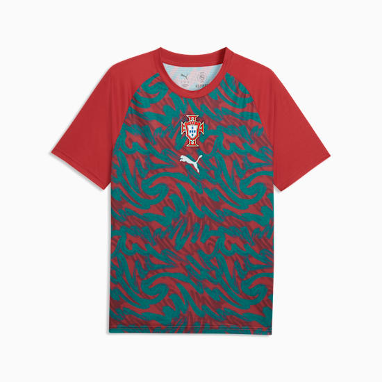 Grafisch Puma FPF Portugal Warm Up Jersey 2026-2028 met officieel Portugees bondsembleem, verkrijgbaar bij Kickoff Antwerpen dé voetbalshop van stad.