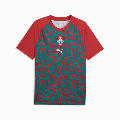Grafisch Puma FPF Portugal Warm Up Jersey 2026-2028 met officieel Portugees bondsembleem, verkrijgbaar bij Kickoff Antwerpen dé voetbalshop van stad.