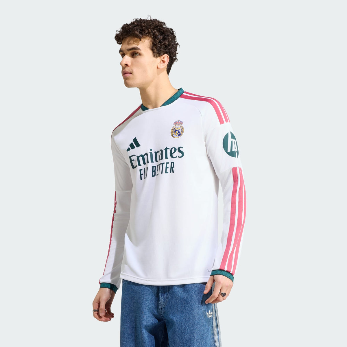 Adidas Real Madrid thuistenue voetbalshirt met lange mouwen 2026 2027 met officiële clubdetails op model Kickoff Antwerpen
