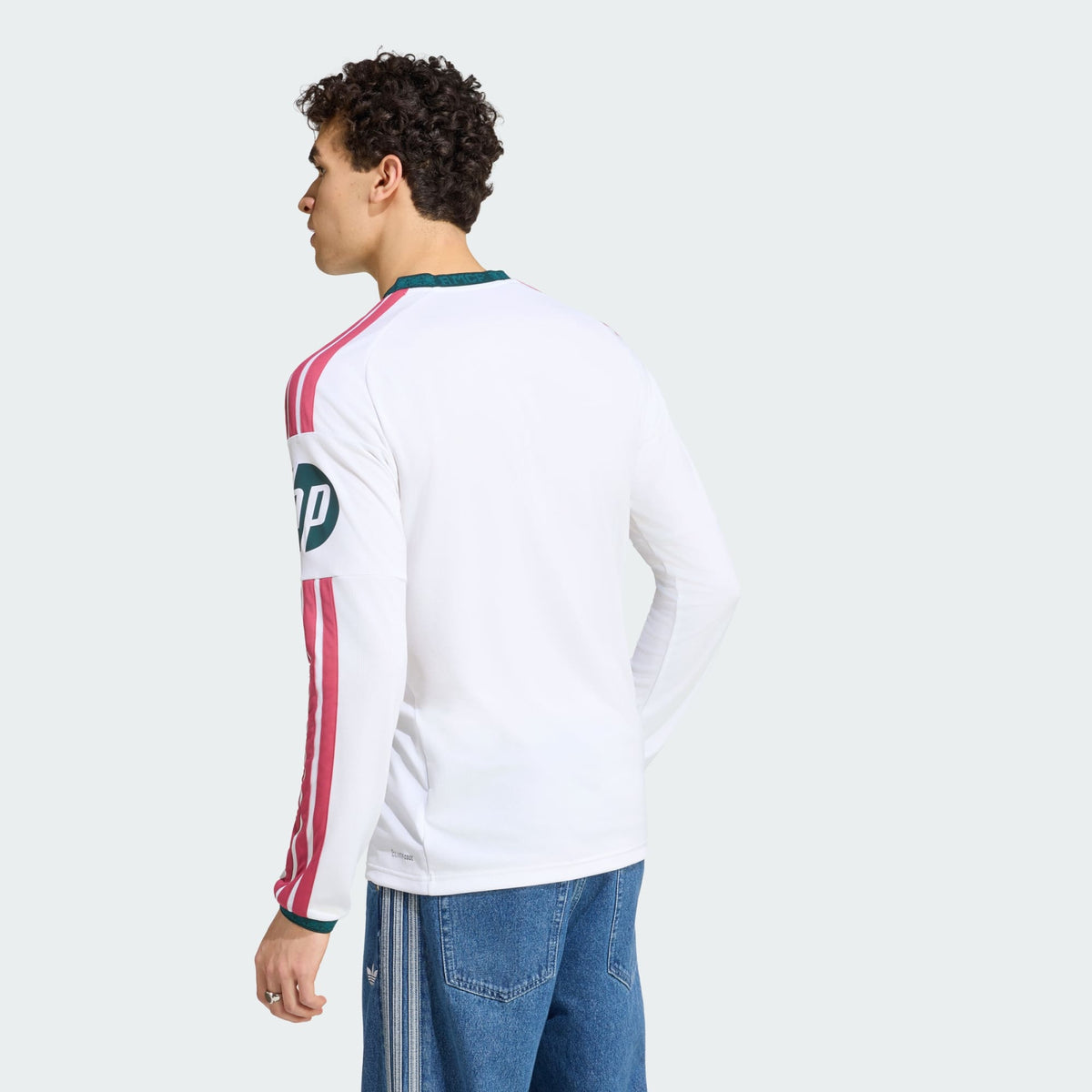 Adidas Real Madrid thuistenue voetbalshirt met lange mouwen 2026 2027 met officiële clubdetails op model Kickoff Antwerpen