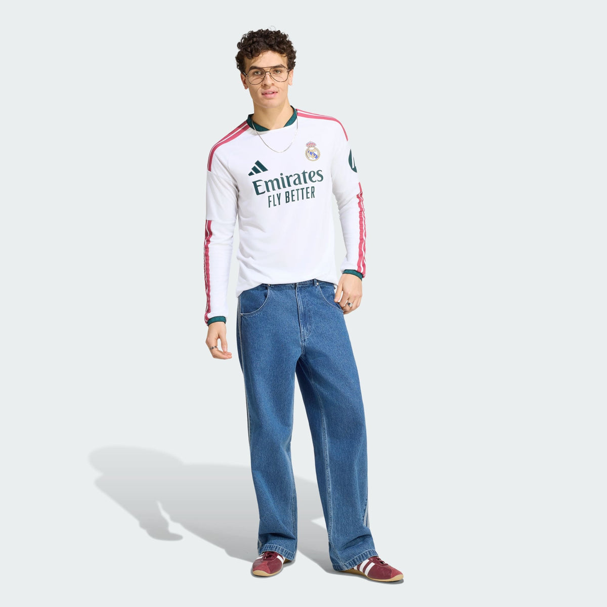 Adidas Real Madrid thuistenue voetbalshirt met lange mouwen 2026 2027 met officiële clubdetails op model Kickoff Antwerpen