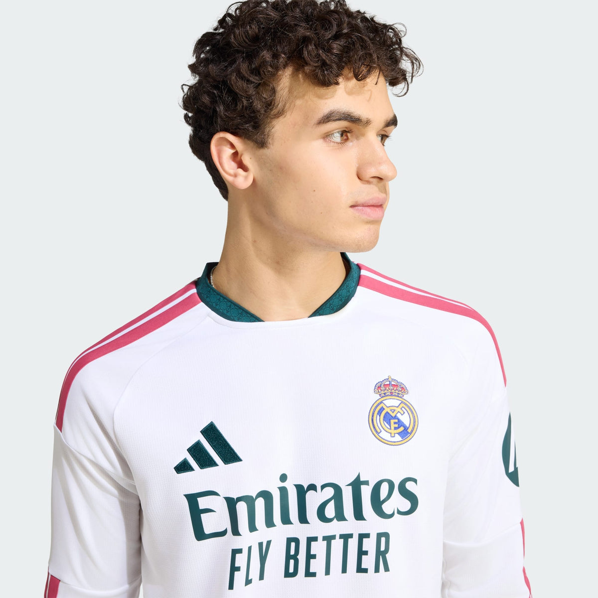 Adidas Real Madrid thuistenue voetbalshirt met lange mouwen 2026 2027 met officiële clubdetails op model Kickoff Antwerpen