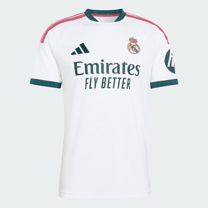 Adidas Real Madrid thuistenue voetbalshirt 2026 2027 met officiële clubdetails op model Kickoff Antwerpen