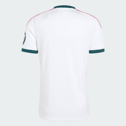 Adidas Real Madrid thuistenue voetbalshirt 2026 2027 met officiële clubdetails op model Kickoff Antwerpen