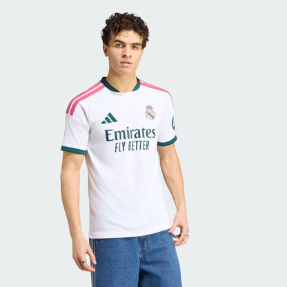 Adidas Real Madrid thuistenue voetbalshirt 2026 2027 met officiële clubdetails op model Kickoff Antwerpen