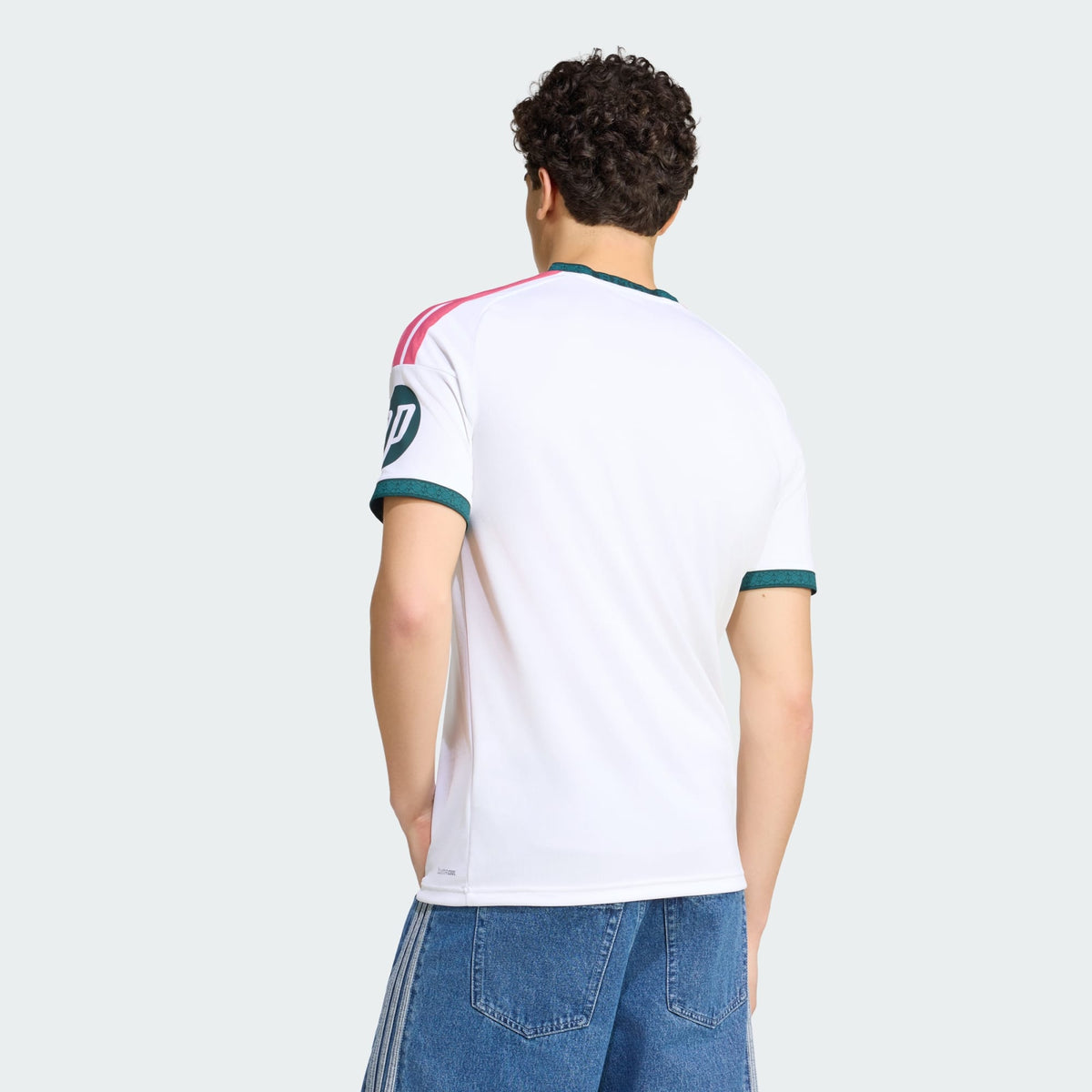 Adidas Real Madrid thuistenue voetbalshirt 2026 2027 met officiële clubdetails op model Kickoff Antwerpen