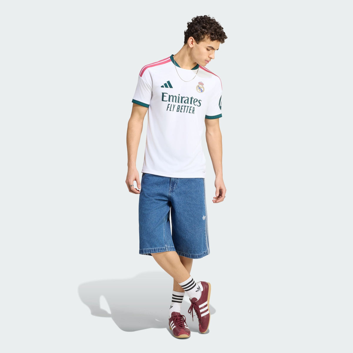 Adidas Real Madrid thuistenue voetbalshirt 2026 2027 met officiële clubdetails op model Kickoff Antwerpen