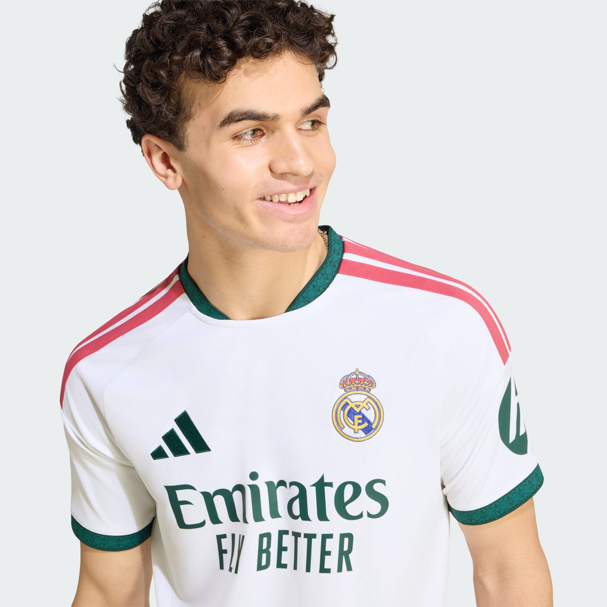 Adidas Real Madrid thuistenue voetbalshirt 2026 2027 met officiële clubdetails op model Kickoff Antwerpen