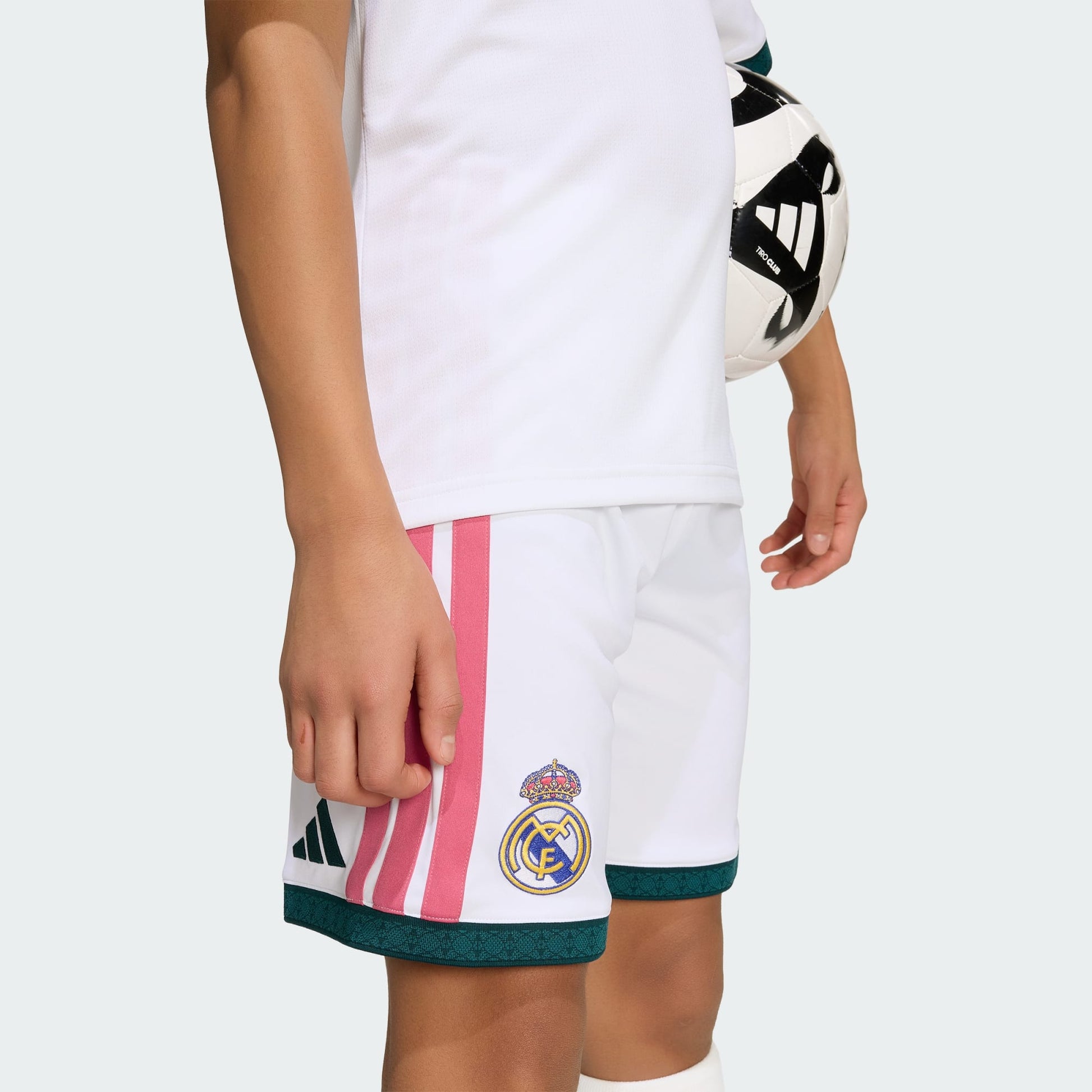 Adidas Real Madrid Home Youth Kit 2026-2027 compleet kindertenue wit shirt short kousen Kickoff Antwerpen de voetbalshop van Antwerpen
