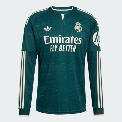 Adidas Real Madrid away voetbalshirt longsleeve 2026 2027 met lange mouwen clublogo en sponsor op model Kickoff Antwerpen