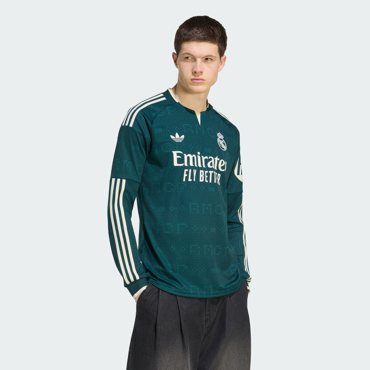 Adidas Real Madrid away voetbalshirt longsleeve 2026 2027 met lange mouwen clublogo en sponsor op model Kickoff Antwerpen