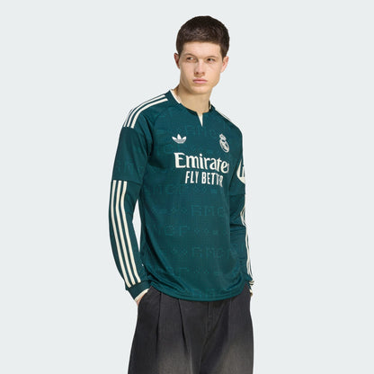 Adidas Real Madrid away voetbalshirt longsleeve 2026 2027 met lange mouwen clublogo en sponsor op model Kickoff Antwerpen